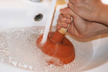Tıkanmış lavabo taşırsanız dalgıç kadınla.