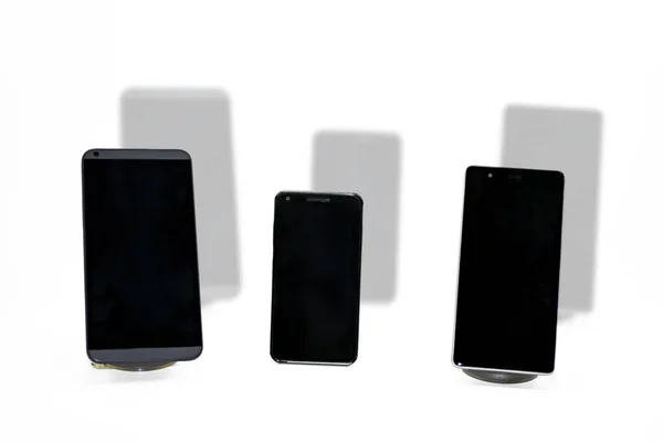 Kompozycja abstrakcyjna trzy smartfony. — Zdjęcie stockowe