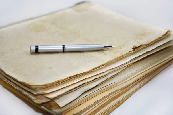 Eski kitaplar kalemle. İzole belgeleri