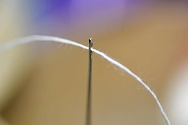 Bir iğne iplik iplik.