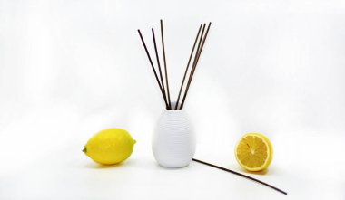 Aromatik beyaz seramik vazo içinde ev için sopa.