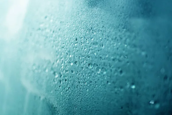 Σταγόνες νερού σε βρεγμένο παράθυρο. — Φωτογραφία Αρχείου