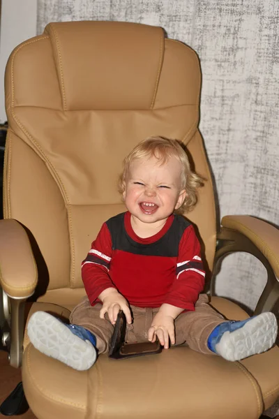 Mały chłopiec w fotel. — Zdjęcie stockowe