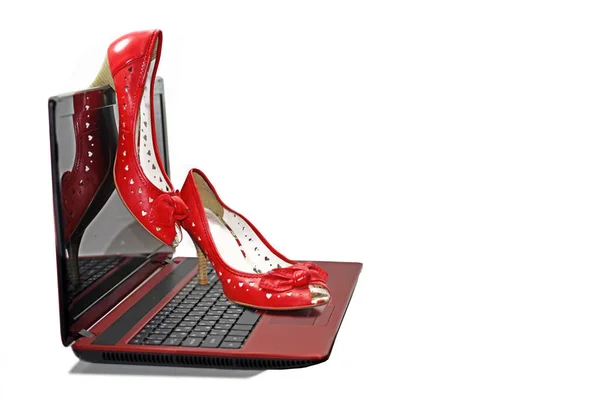 Γυναίκα κόκκινα παπούτσια σε φορητό υπολογιστή. — Φωτογραφία Αρχείου