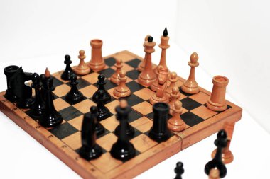 Soyut kompozisyon satranç figürleri.