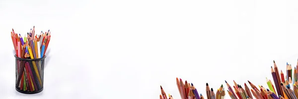 Кольорові олівці на столі . — стокове фото