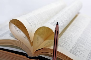 Kitap kalp form sayfalarıyla açıldı.