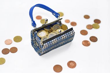 küçük oyuncak euro madeni paralarla kötü.