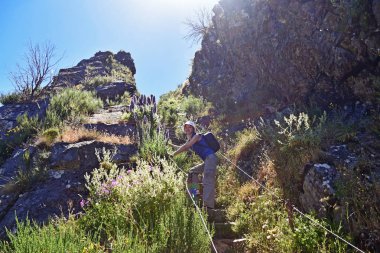 Madeira'nın Dağları'nda genç kadın