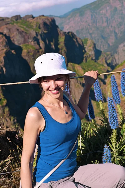 Wanita muda di pegunungan Madeiras — Stok Foto