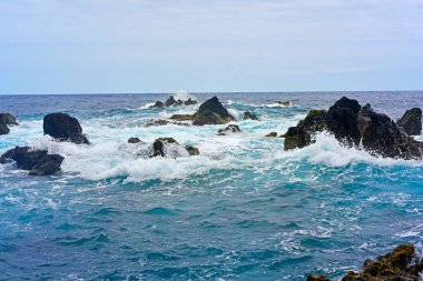 Vahşi okyanus dalgaları.