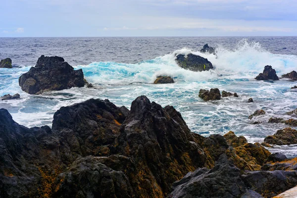 Vagues océaniques sauvages . — Photo