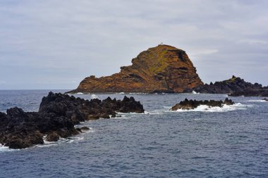 Vahşi okyanus dalgaları.