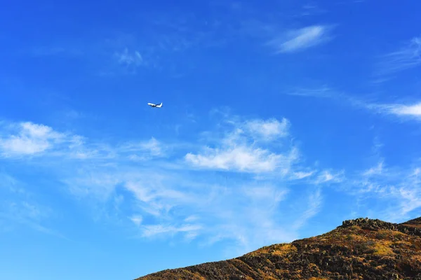 Pequeño avión sobre montañas . —  Fotos de Stock