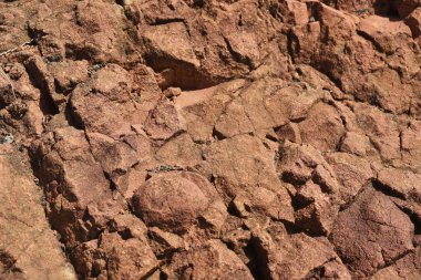 Küçük taşlardan yapılan doku.