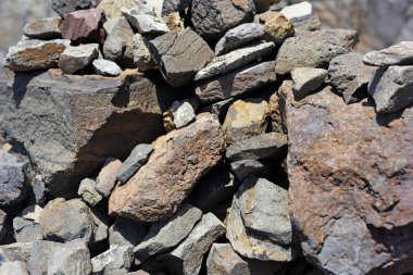 Küçük taşlardan yapılan doku.