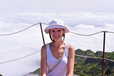 Bulutlar genç kadın.