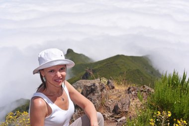 Bulutlar genç kadın.