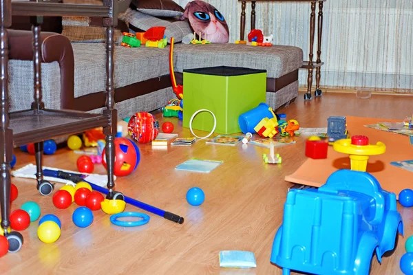 Bir karmaşa içinde çocuk odası.