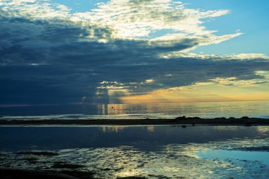 Baltık Denizi üzerinde yaz günbatımı.