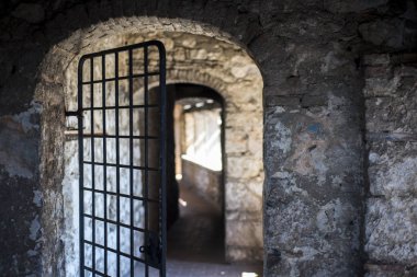 Bir demir ızgara taş Oda.