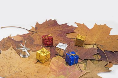 Akçaağaç yaprakları üzerinde küçük dekoratif hediye.