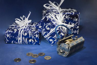 Mavi arkaplanda çam kozalakları izole.