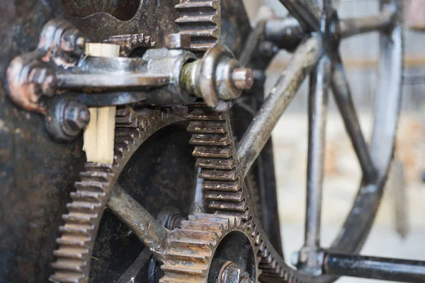 Oude ijzeren ketting in retro machine. — Stockfoto
