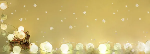 Dekoracje na Boże Narodzenie. Okrągłe świąteczne oświetlenie elektryczne — Zdjęcie stockowe