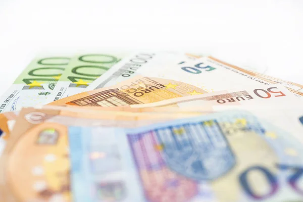 Τραπεζογραμματίων ευρώ σε λευκό τραπέζι. Απομονωμένη χρήματα. — Φωτογραφία Αρχείου