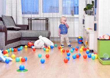 Çocuk odasında küçük çocuk.