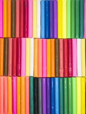 Plastiğin renkli parçaları.