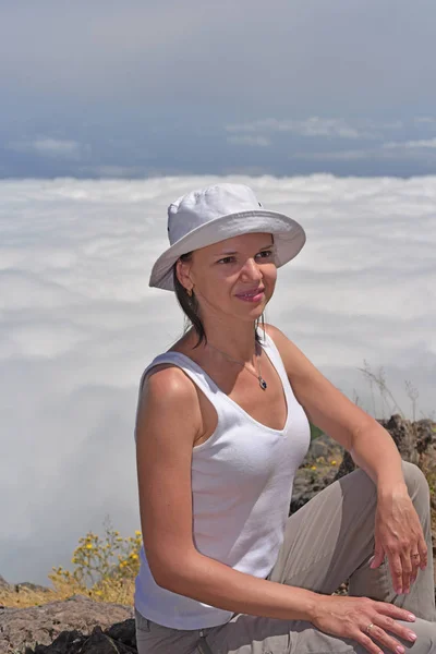 Νεαρή γυναίκα στα σύννεφα. — Φωτογραφία Αρχείου
