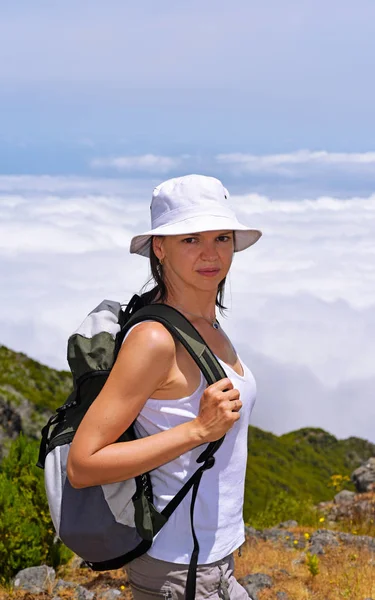 ผู้หญิงสาวบนภูเขาเหนือเมฆ . — ภาพถ่ายสต็อก