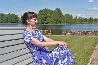 Yaz parkında genç bir kadın