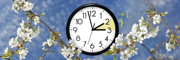 Letní čas. Změnit hodiny na letní čas. — Stock fotografie