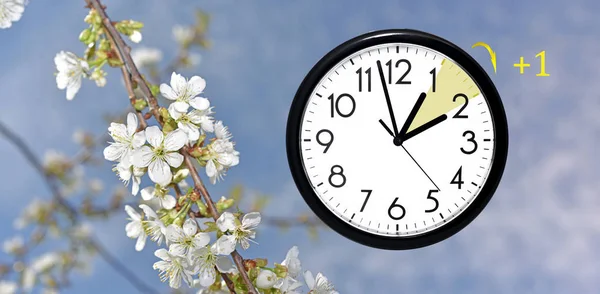 Horario de verano. Cambiar el reloj a la hora de verano . — Foto de Stock