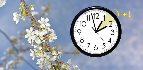 Horario de verano. Cambiar el reloj a la hora de verano . —  Fotos de Stock