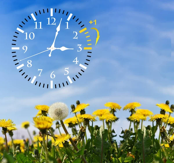 Horario de verano. Cambiar el reloj a la hora de verano . —  Fotos de Stock