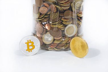 Soyut fotoğraf cryptocyrrency. Masada biraz cryptocurrency bozukluk.
