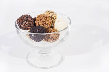 Fındıklı tatlı çikolata şekerleme topları.