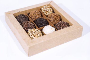 Fındıklı tatlı çikolata şekerleme topları.