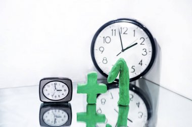 Yaz saati uygulaması. Kış sefer için Dst. duvar saati.