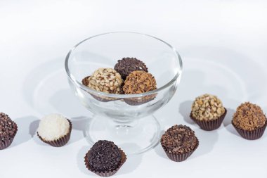 Fındıklı tatlı çikolata şekerleme topları.