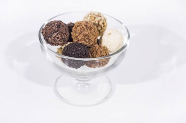 Fındıklı tatlı çikolata şekerleme topları.