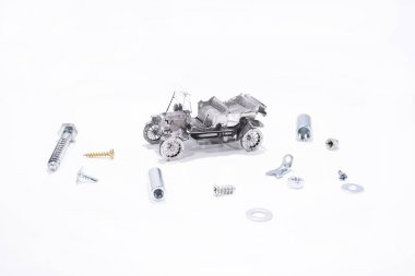 Kırık araba ve Onar işlemi.