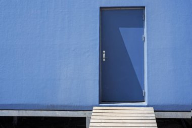 Gelen mavi izole kapının.
