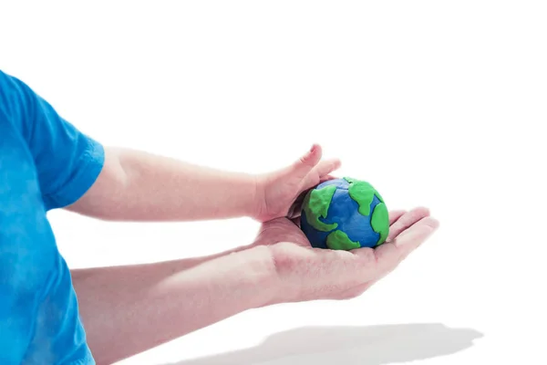 Modelo de Terra Pequena com mãos humanas . — Fotografia de Stock