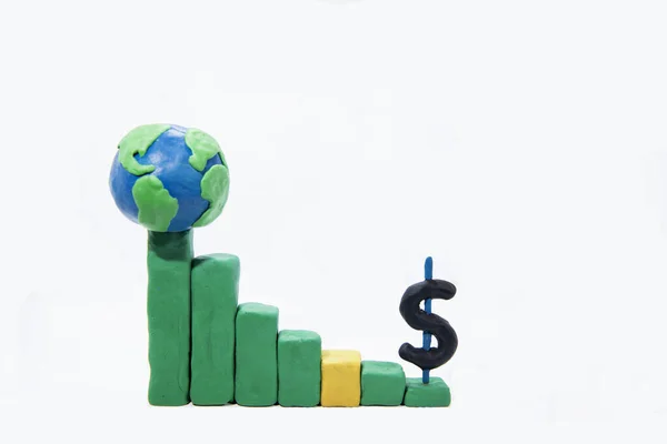 Globales Geschäft, Geld und Sparkonzept. Nahaufnahme einer Mini-Weltkugel mit Graphenmagier aus Spielknete. — Stockfoto