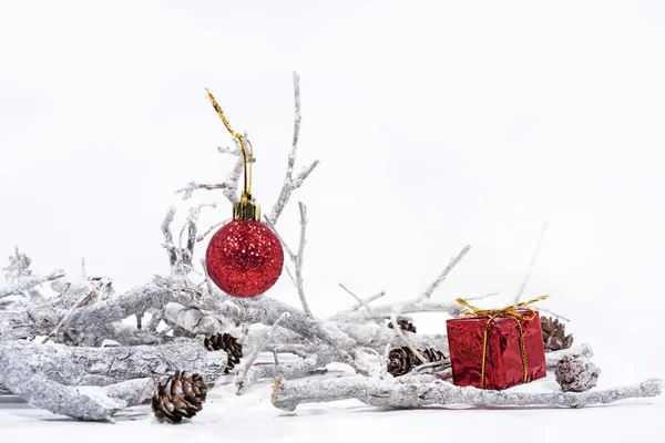 白い背景にクリスマスの装飾。小さな装飾的要素.  — 無料ストックフォト